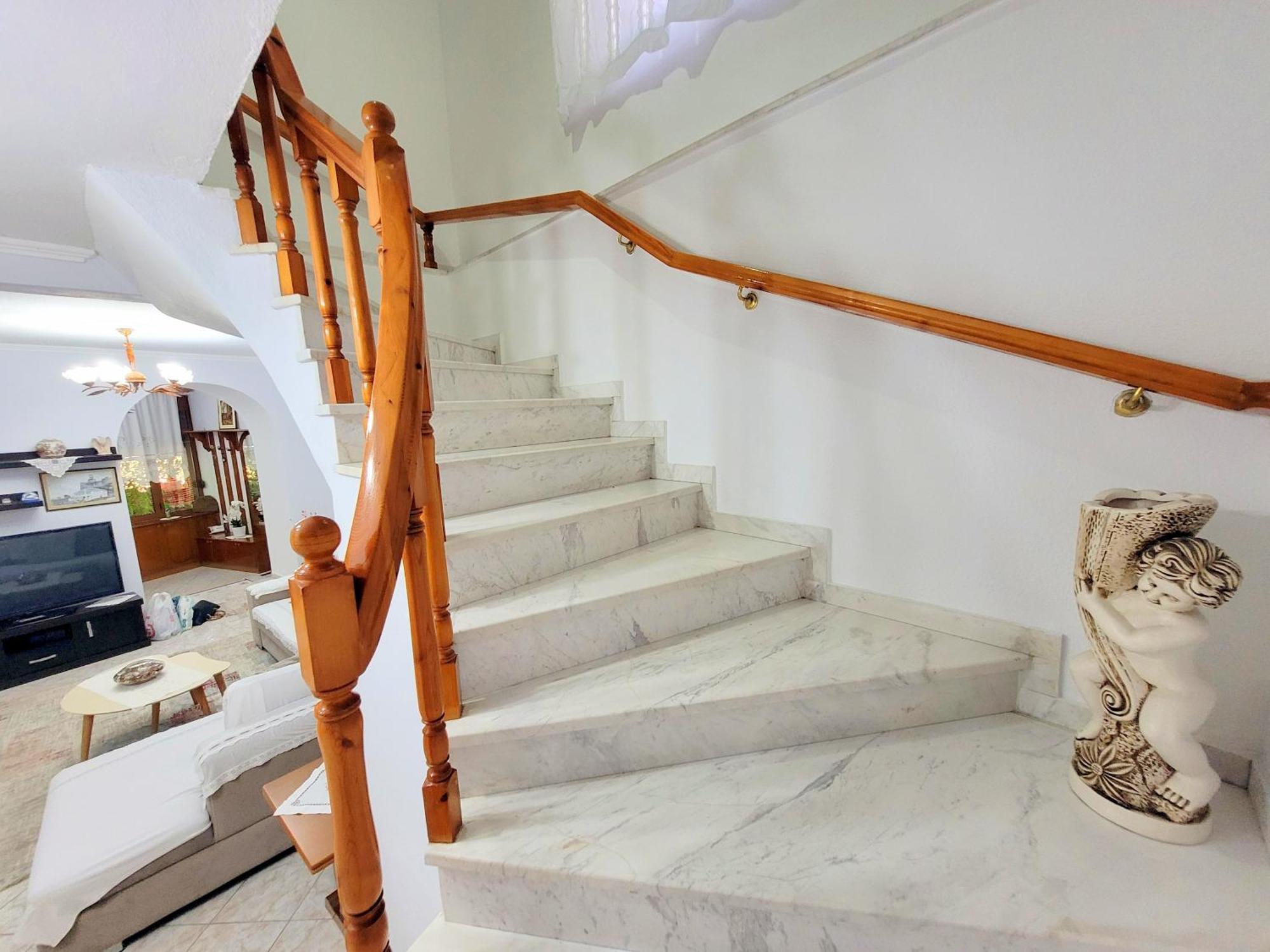 Marbi Guest House Гірокастра Екстер'єр фото