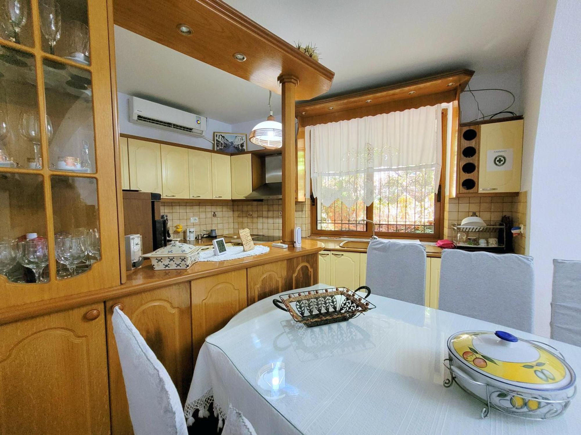 Marbi Guest House Гірокастра Екстер'єр фото