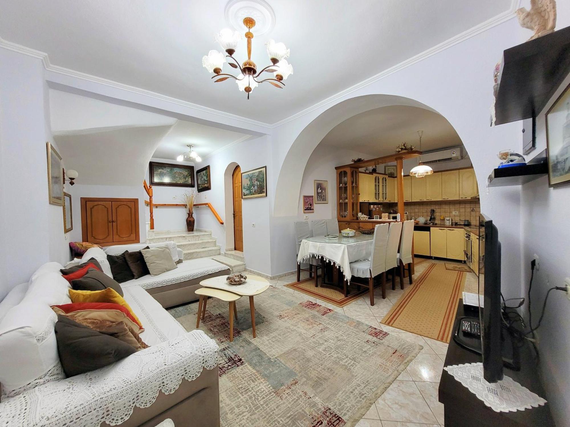 Marbi Guest House Гірокастра Екстер'єр фото