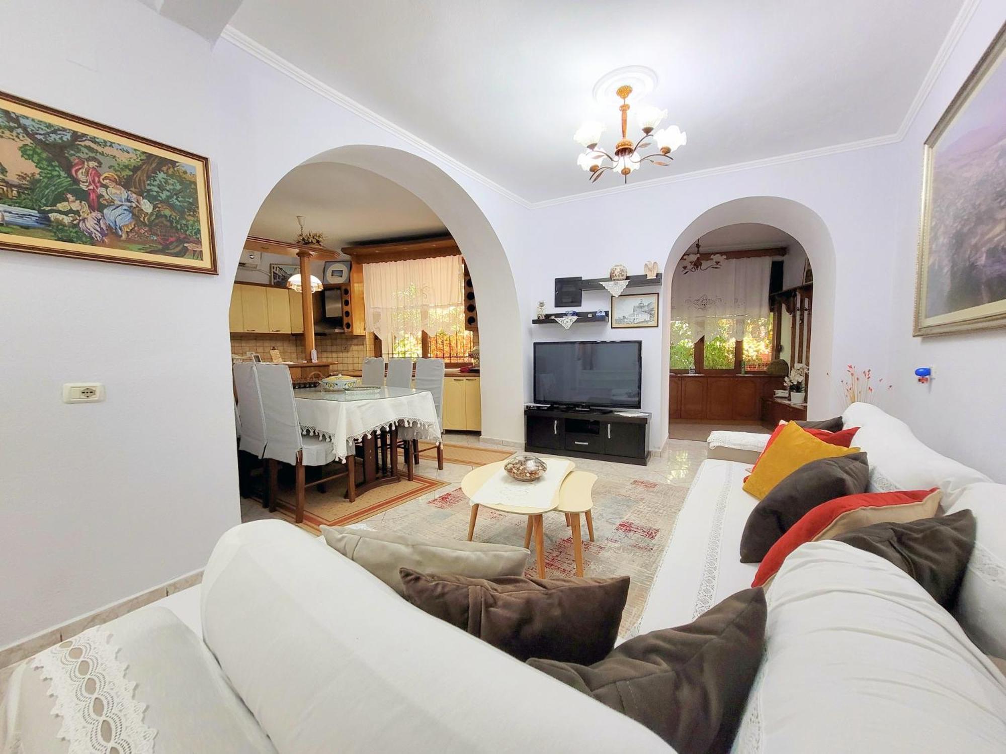 Marbi Guest House Гірокастра Екстер'єр фото